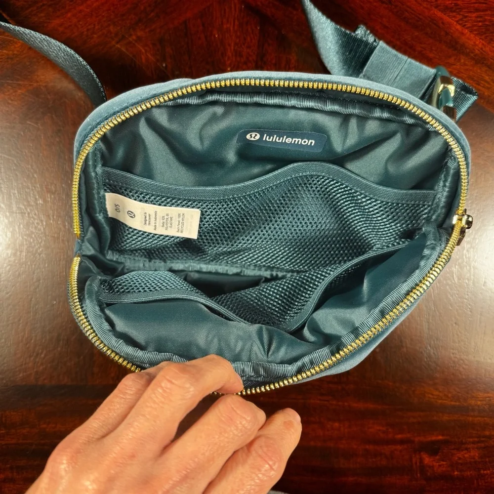 EUC Lululemon Everywhere Belt Bag Plush Velour Green Jasper Gold - Picture 11 of 14